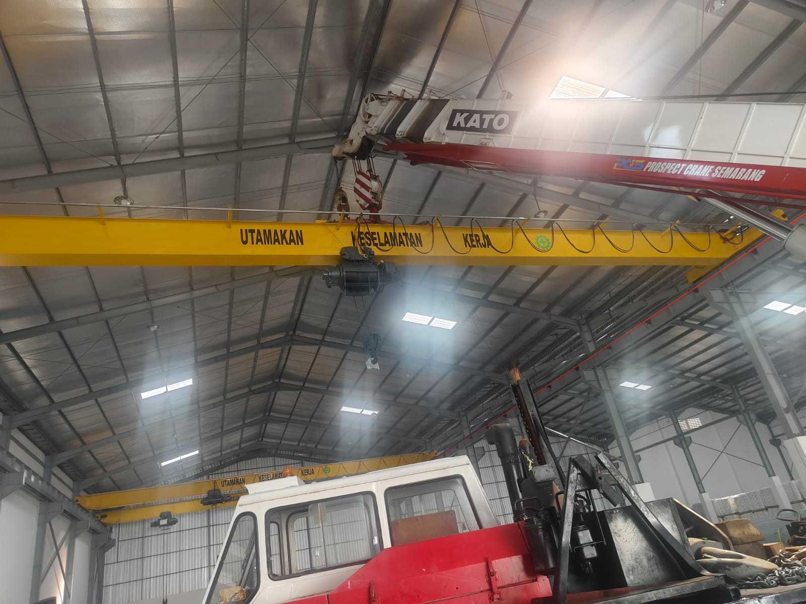 Tim PT Langgeng Putra Lestari menginstalasi overhead crane